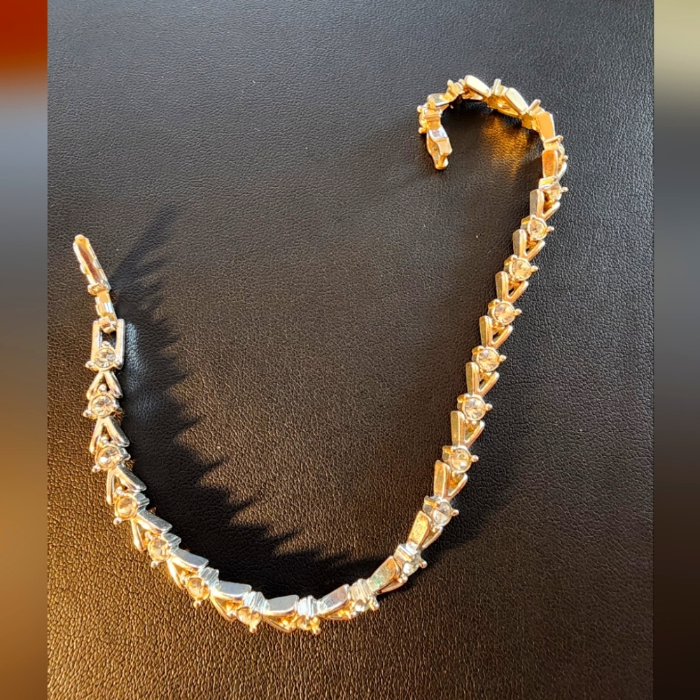 Avon Crystal Link Bracelet Elegant Design
